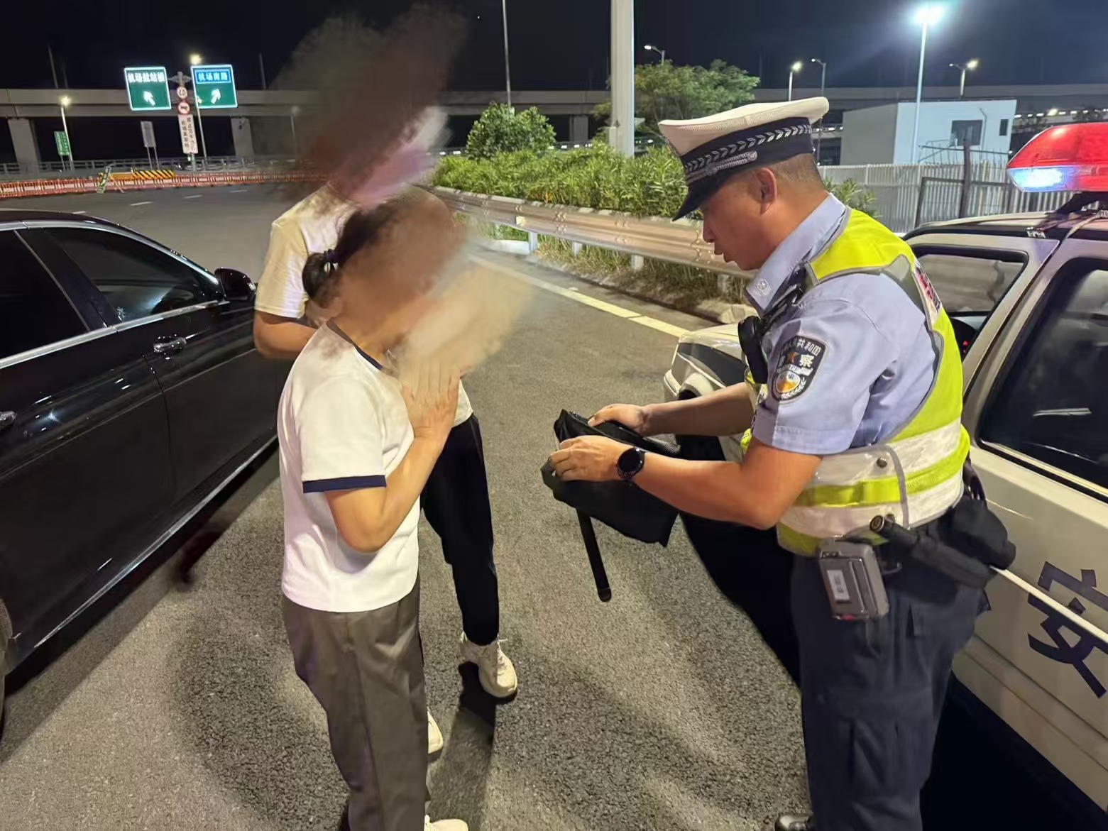 深圳西部高速交警暖心服务，守护市民出行安全