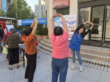 翠达社区开展“我来教你防跌倒”宣传活动