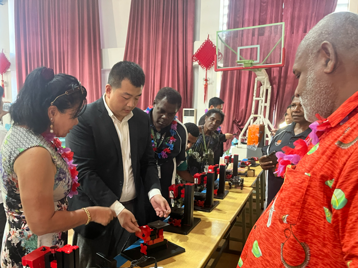 深圳力量为巴新学子筑梦科技 中巴新“青骄行动”科技教室捐赠仪式举行   