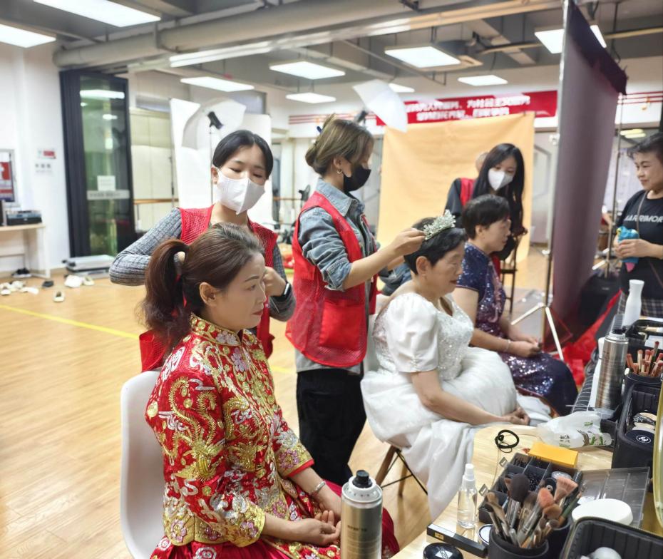 社区养老驿站“变身”摄影棚，坪山街道开展长者公益婚纱摄影活动