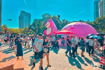满满童真和浪漫！巨型迪士尼“明星”亮相中山受游客热捧