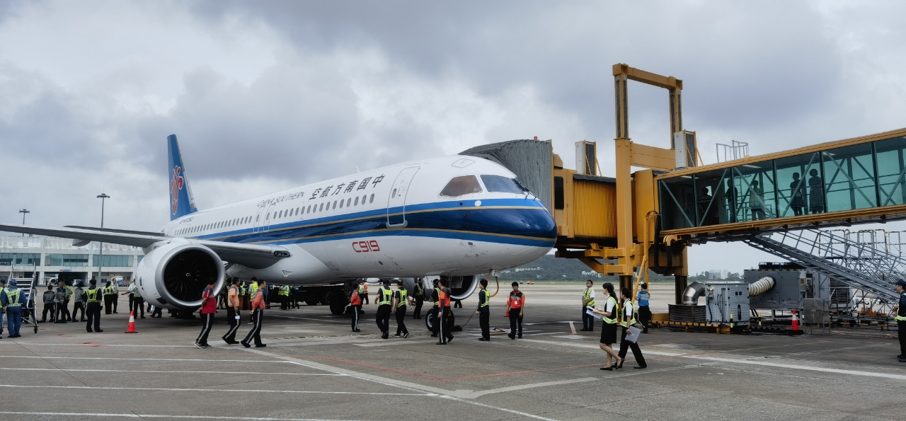 中国制造“双骄”闪耀：中集登机桥护航国产大飞机C919