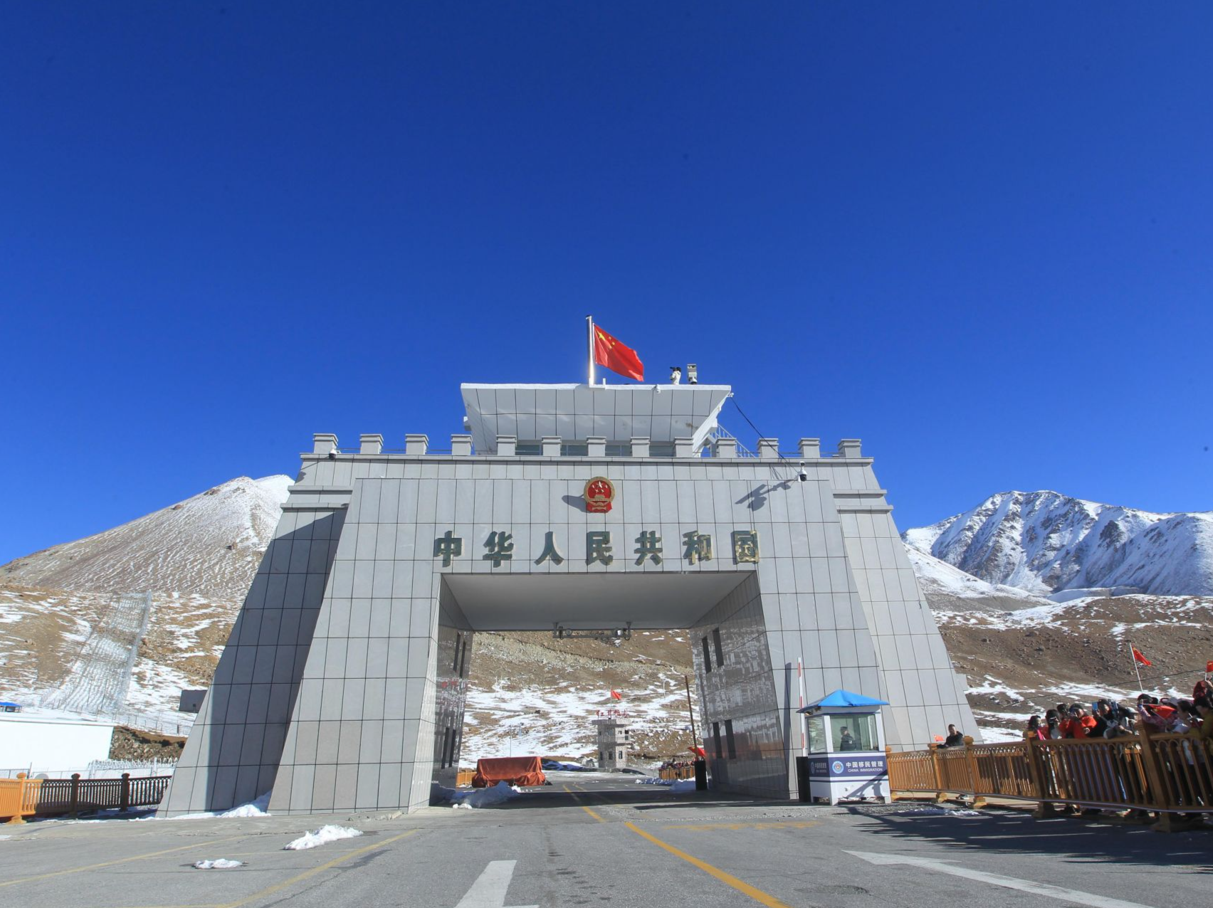 国庆特别致敬！深圳报业集团与红其拉甫边防检查站共升国旗