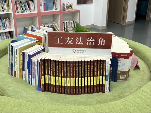 龙岗嶂背社区充分发挥“法律明白人”试点作用，助力提升普法工作质效