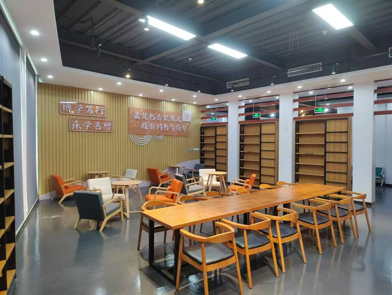 龙田街道社工服务获群众送锦旗