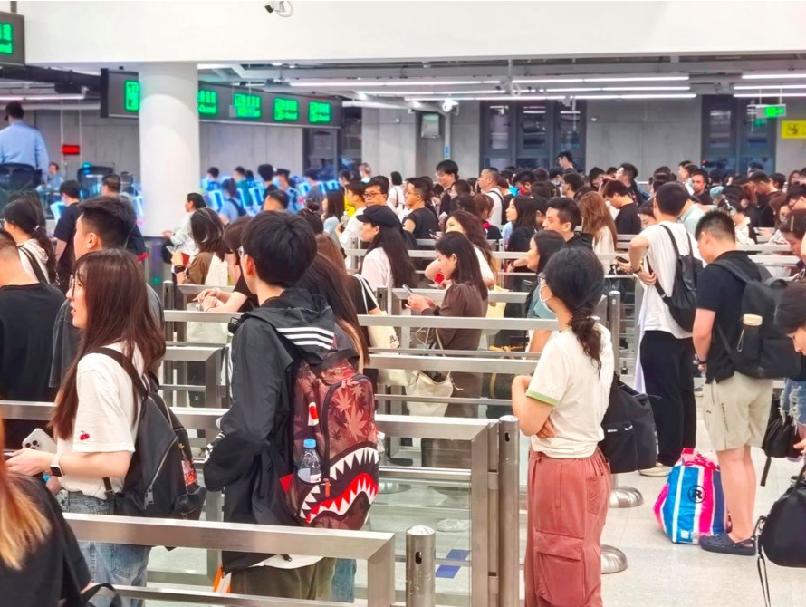 国庆节期间1309.8万人次出入境