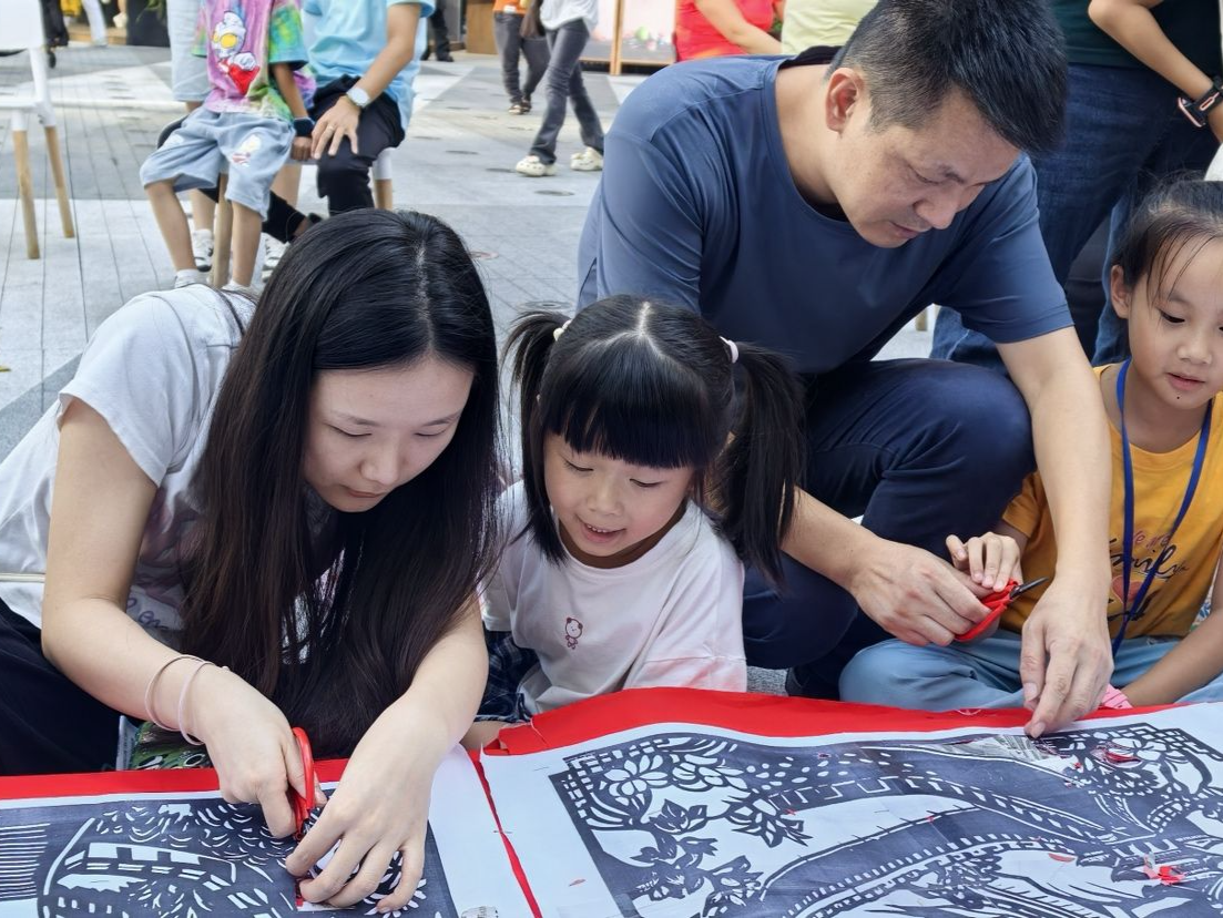 龙岗举办当代非遗衍变剪纸展览快闪活动