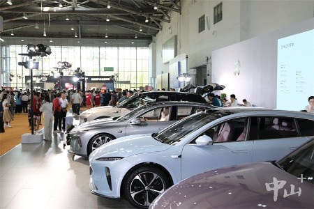 新车品种多、优惠力度大，中山车展吸引镇街居民前来购车