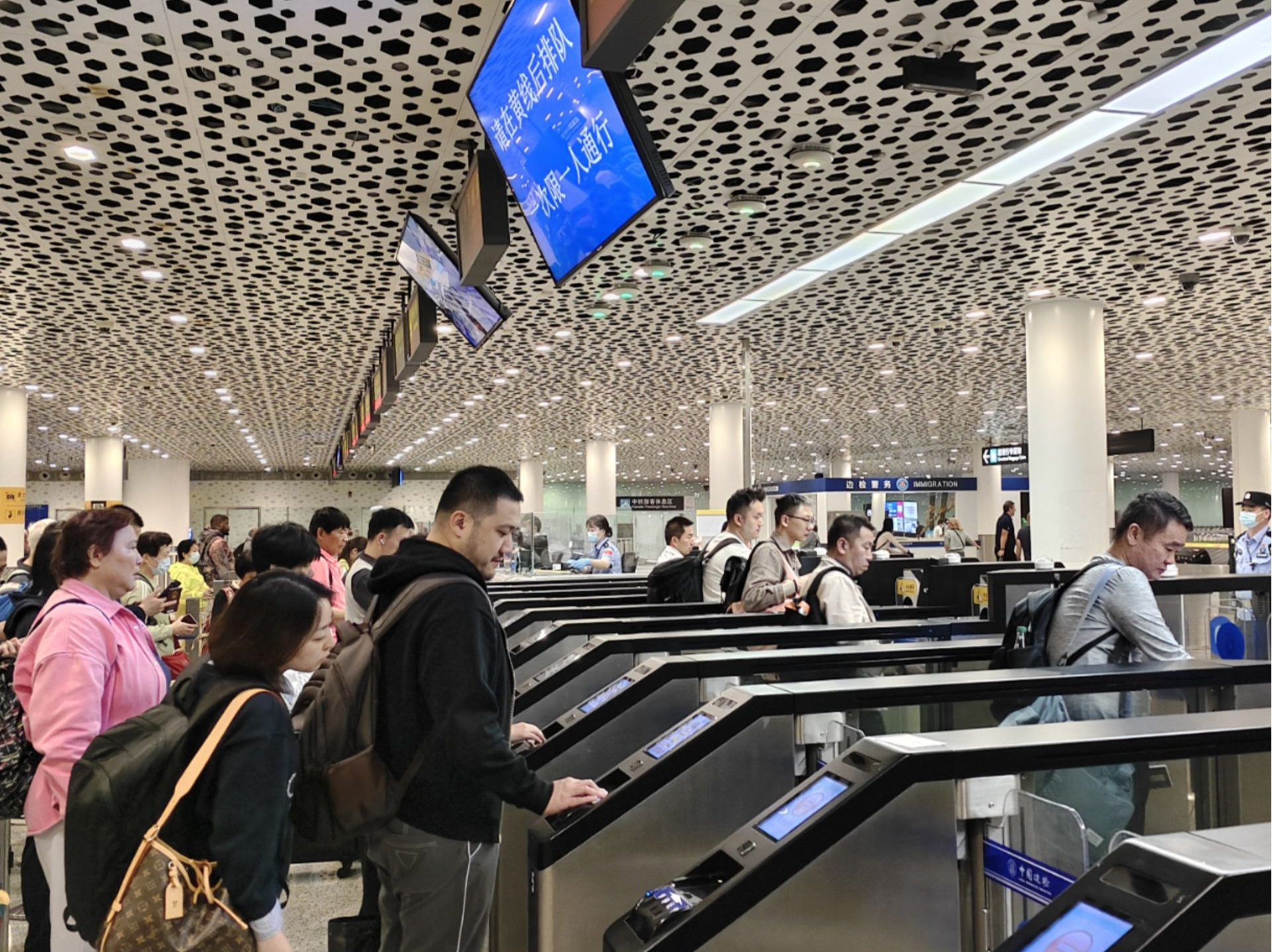 国庆假期过半 深圳机场口岸出入境人员同比增长58.1%