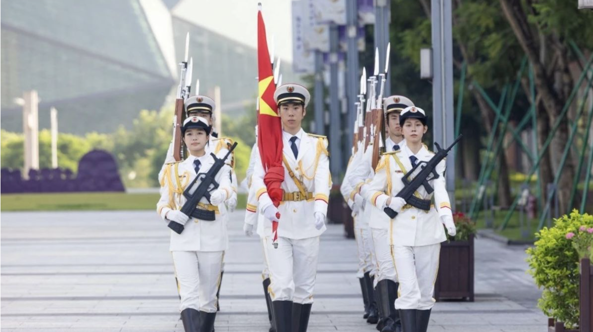 庆祝中华人民共和国成立75周年 香港中文大学（深圳）举行升旗仪式