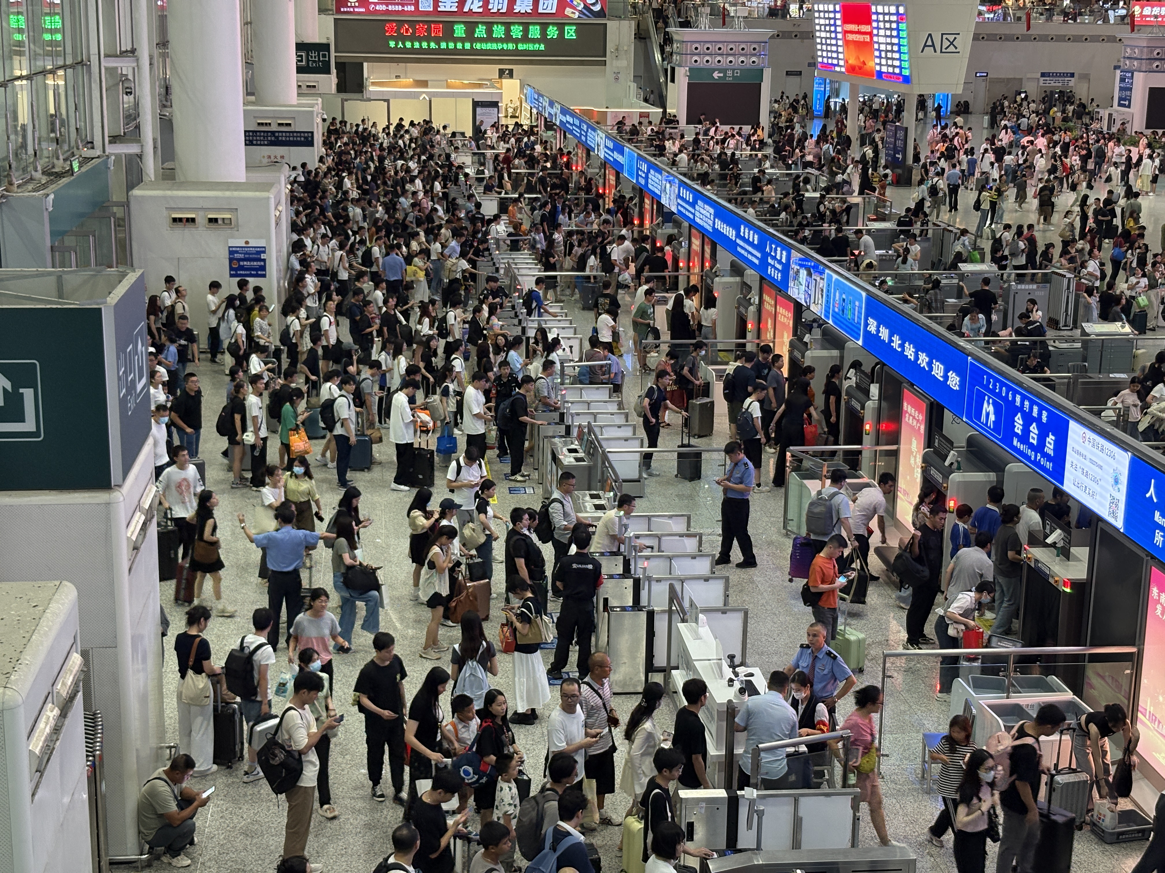国庆节当天深圳北站发送旅客33.2万人次，打破历史纪录