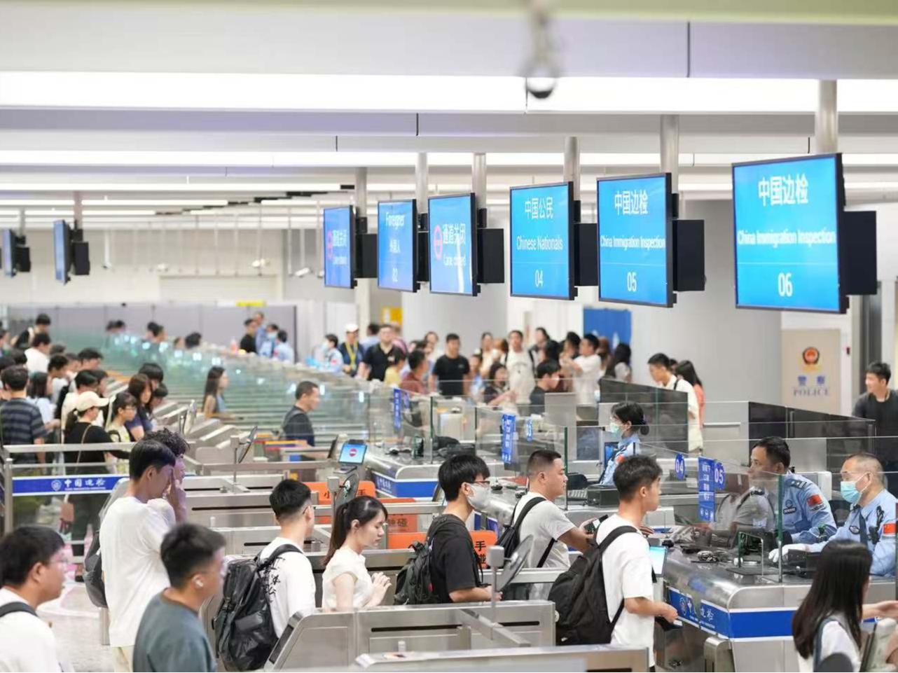 国庆黄金周进入尾声，西九龙站口岸现返程客流高峰