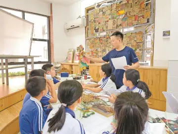 城市英雄136期｜龙华青年教师周郎：他用一把剪刀，把皮影“剪”进校园