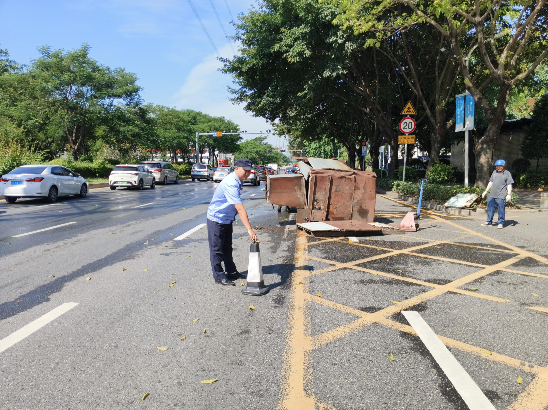 松岗网格员高效清除道路障碍保畅通