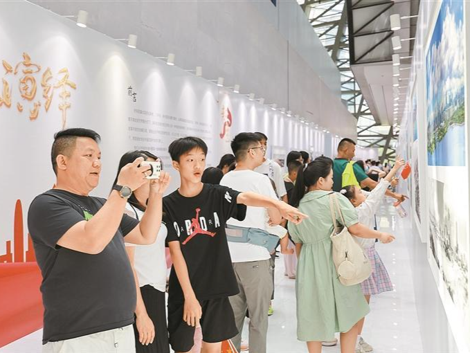 7天逾5万人涌入观展！“庆祝新中国成立75周年深圳图片展”观众如潮