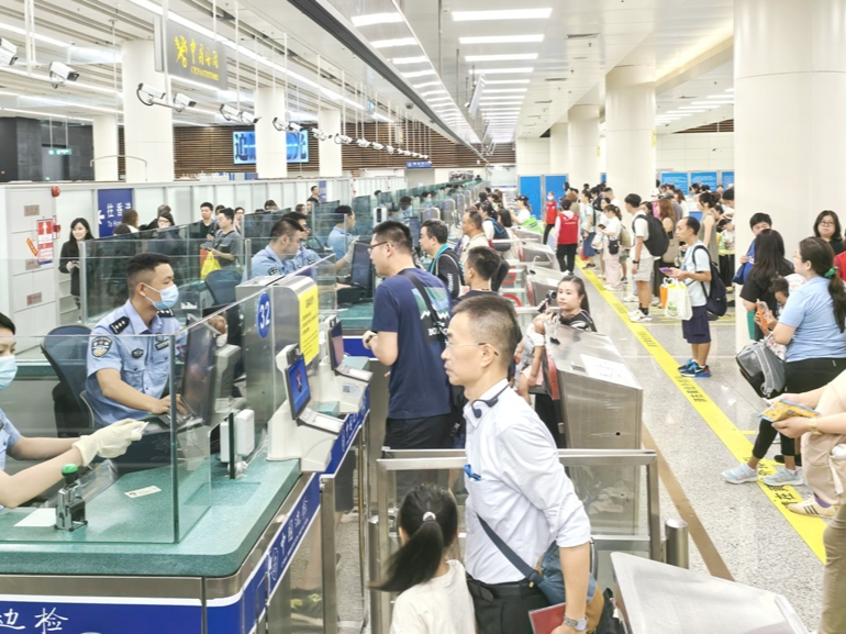 国庆长假过半，皇岗、福田口岸持续迎来出境客流高峰