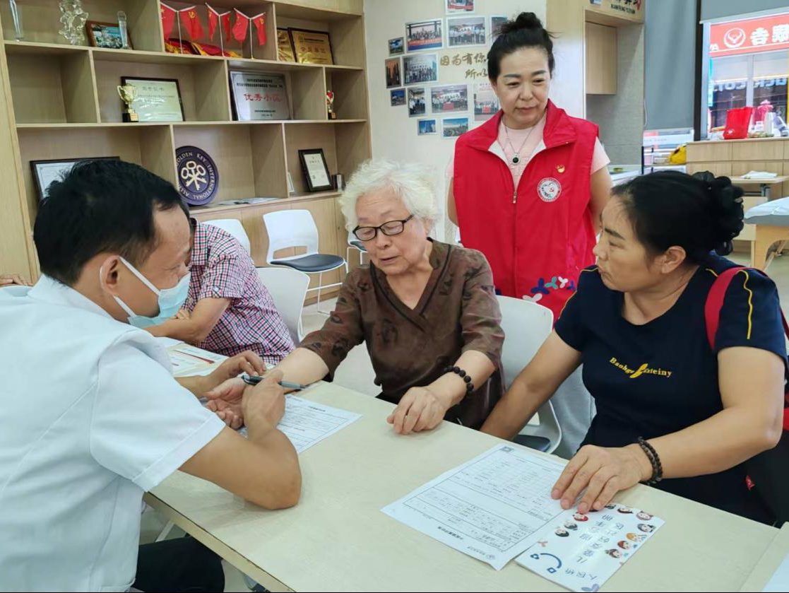 人民桥社区开展重阳节健康中医义诊活动