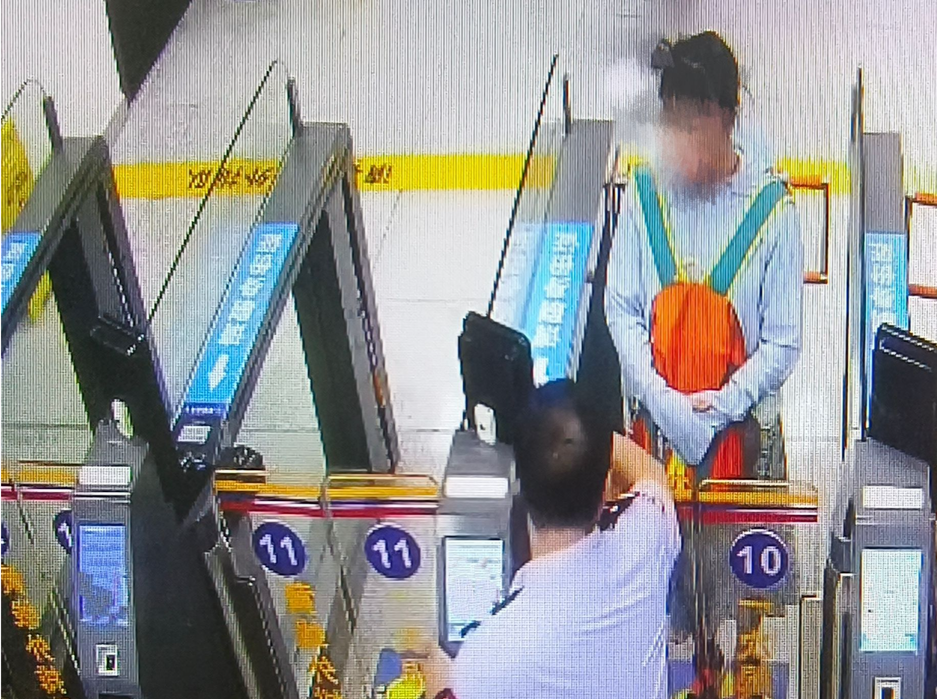 女子持假证欲进中英街被拦截 边检民警：违法行为！