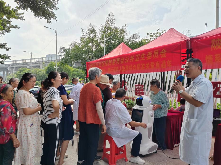 观澜街道陂头吓居委会开展老年人医养结合精准关爱活动