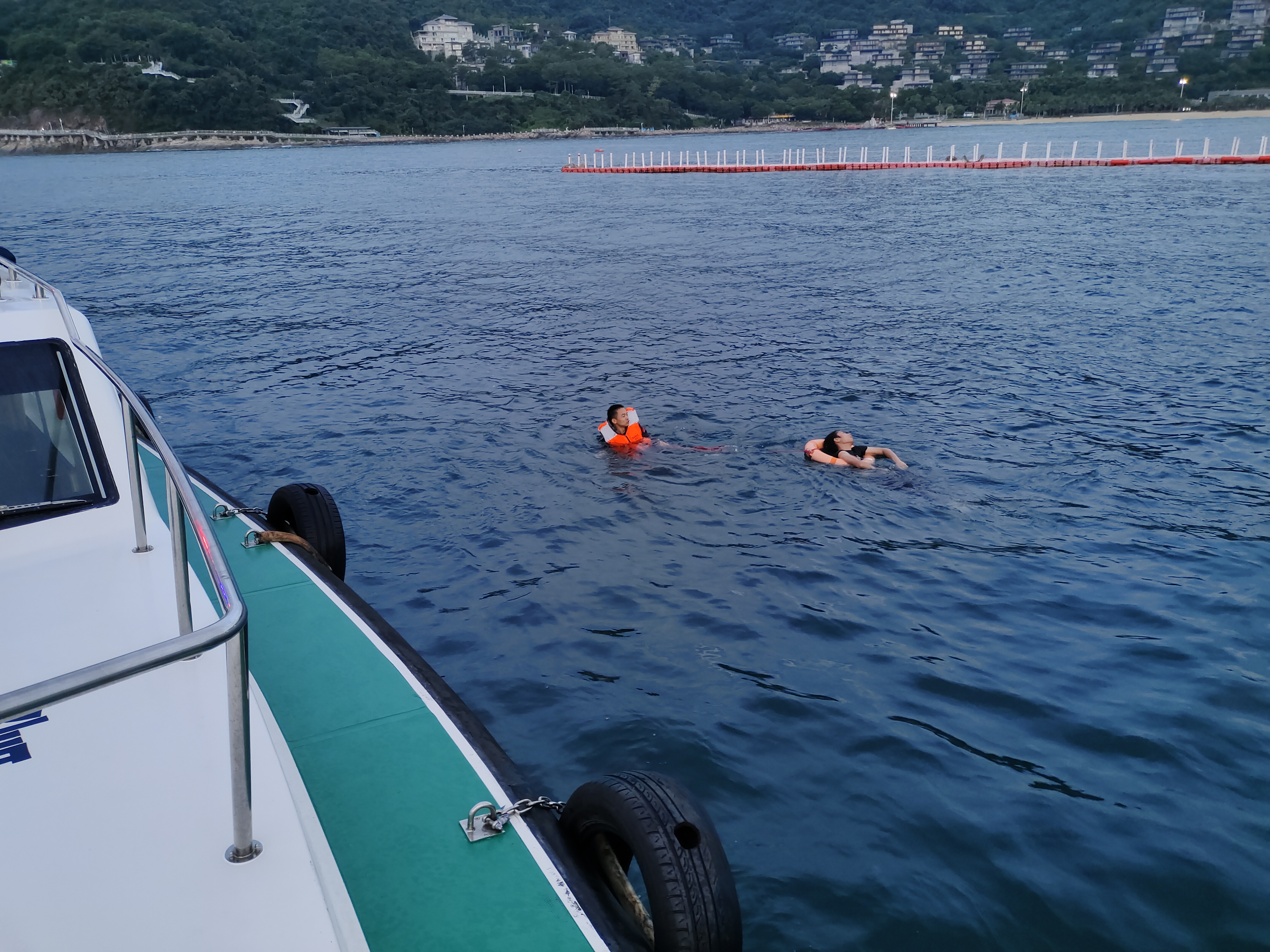 醉酒男子疑似跳海轻生，深圳海警紧急救援