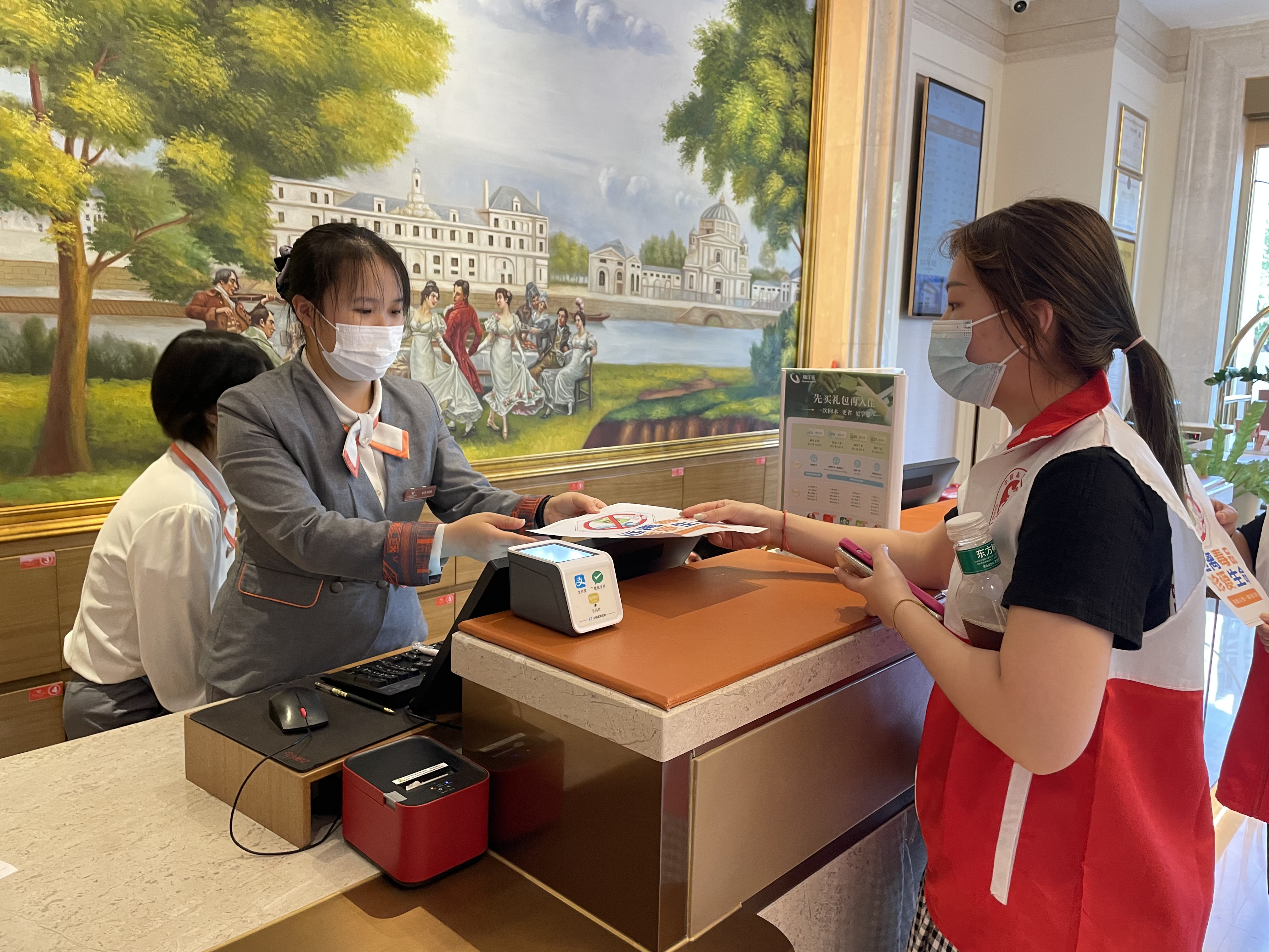 新村社区开展重点场所禁毒宣传活动