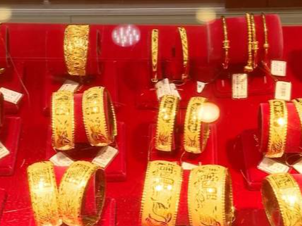 谁还在买黄金？首饰金价涨破800元大关