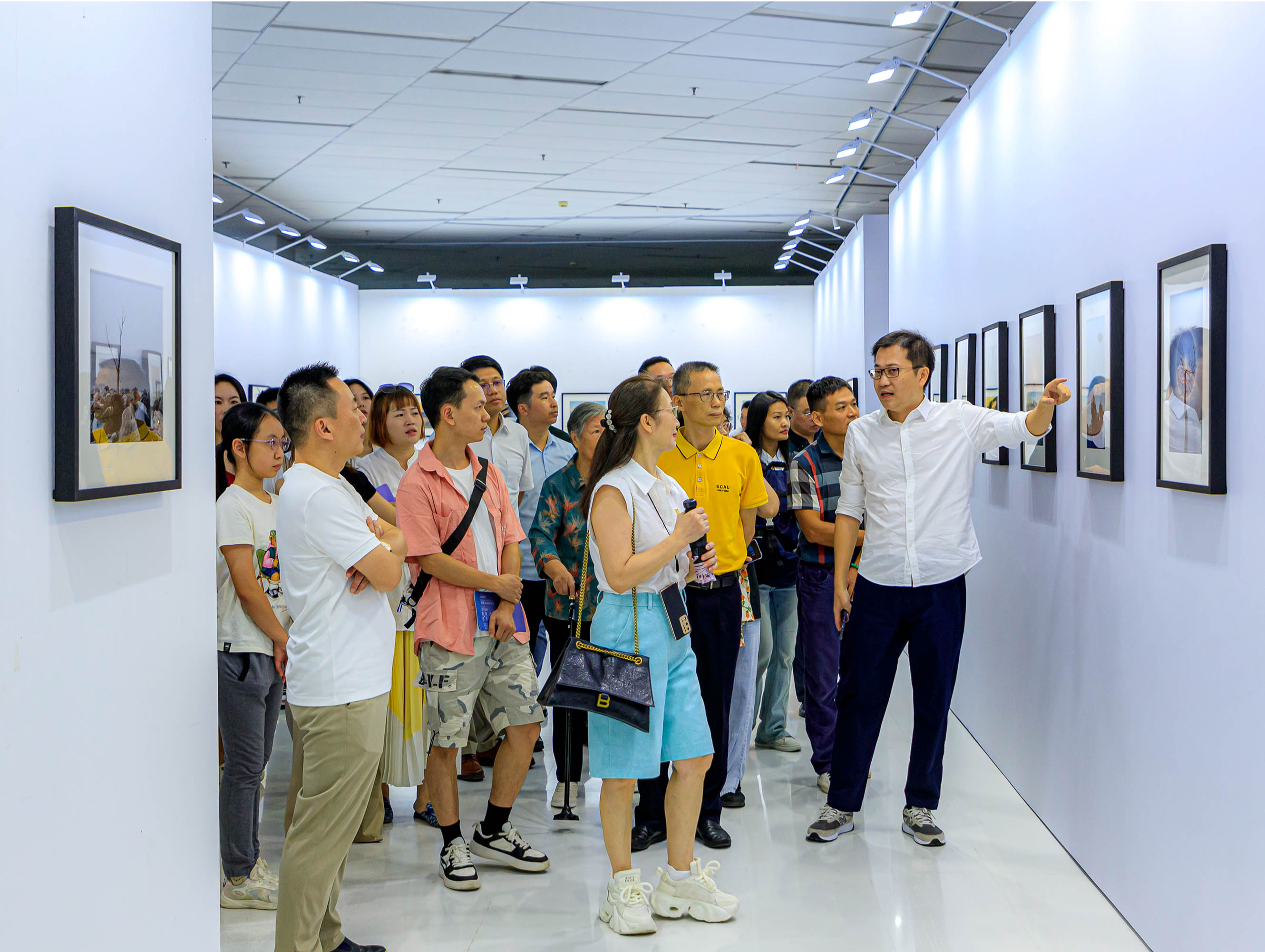 “深湾之境”摄影展在深圳青年美术馆启幕