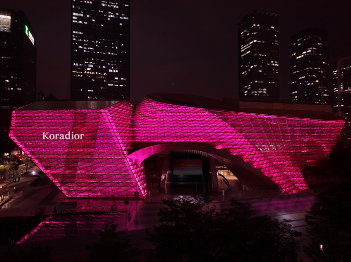 Koradior珂莱蒂尔2025春夏深圳时装周首秀：玫瑰绽放，闪耀湾区