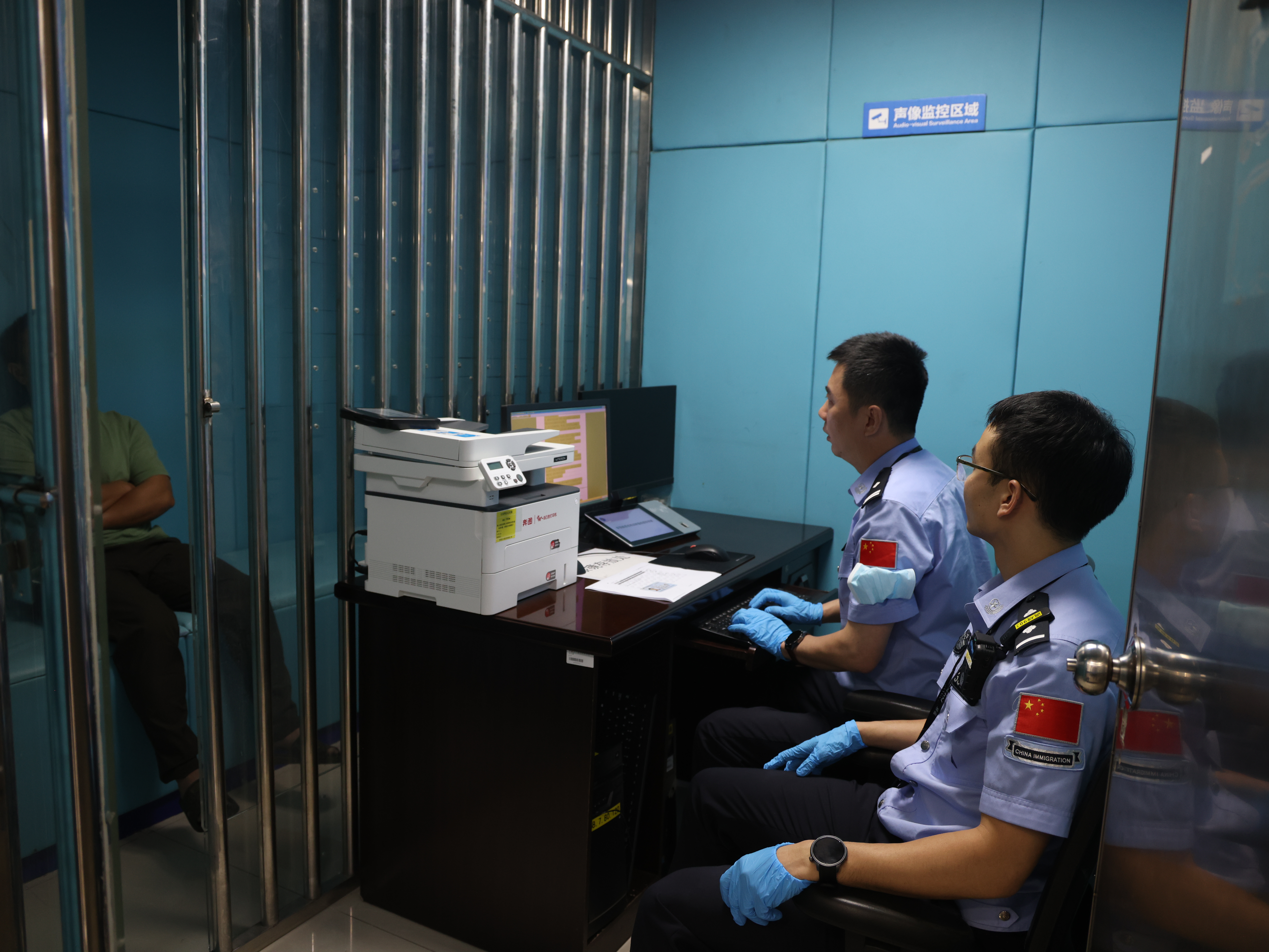 罗湖边检站查获双胞胎冒用他人证件出境案