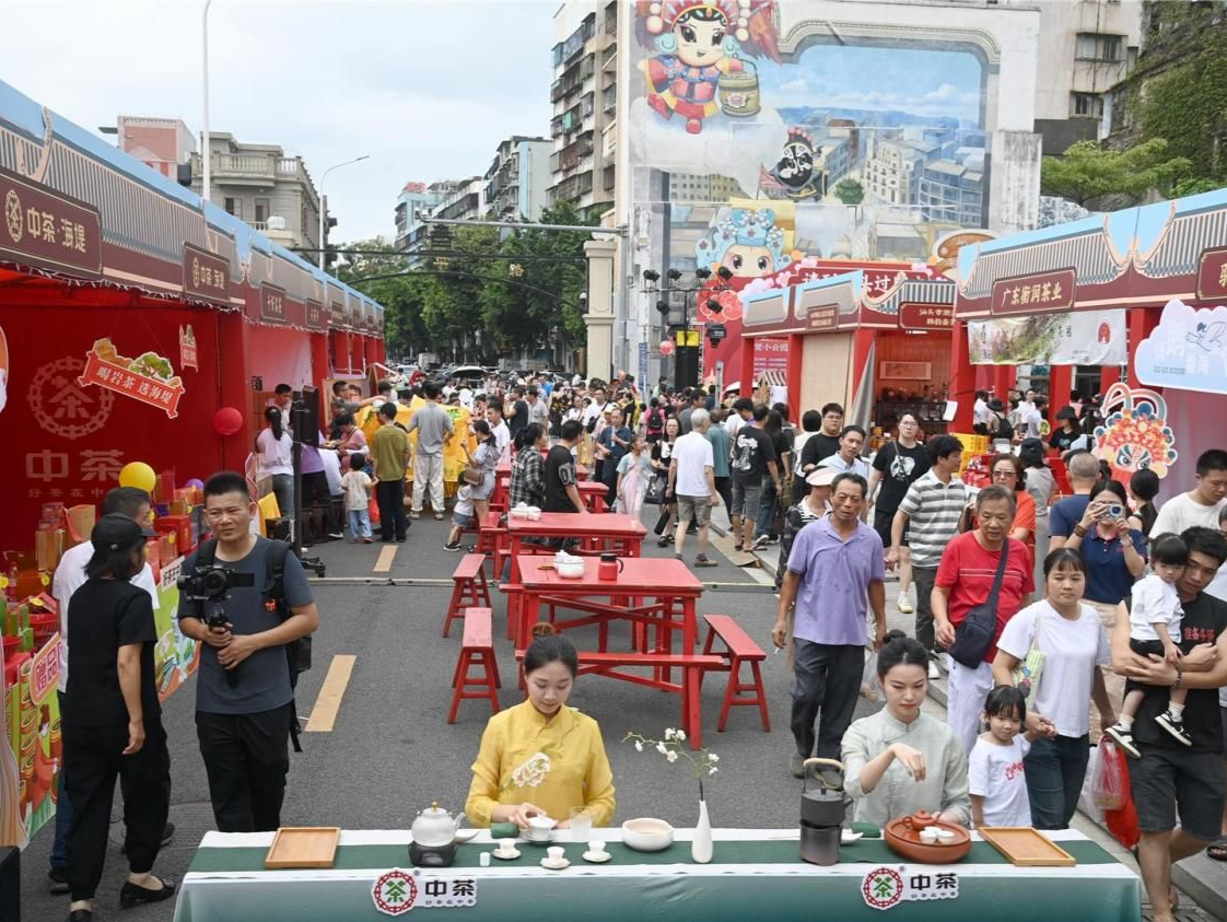 国庆假期第三天，广东4A级及以上景区接待游客385.6万人次，增长6.8%