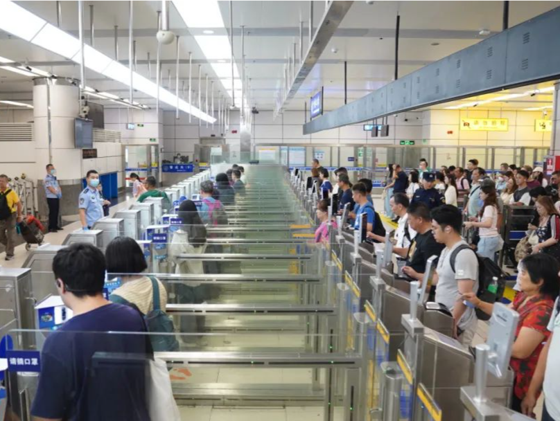 国庆假期跨境游火爆，深圳多个口岸迎出入境客流高峰