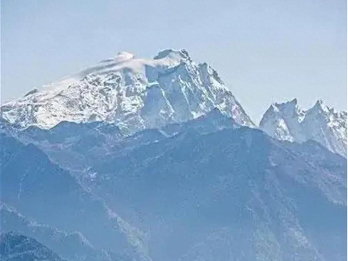 云南哈巴雪山两年轻男子身亡，当地：系一名向导和一名徒步者