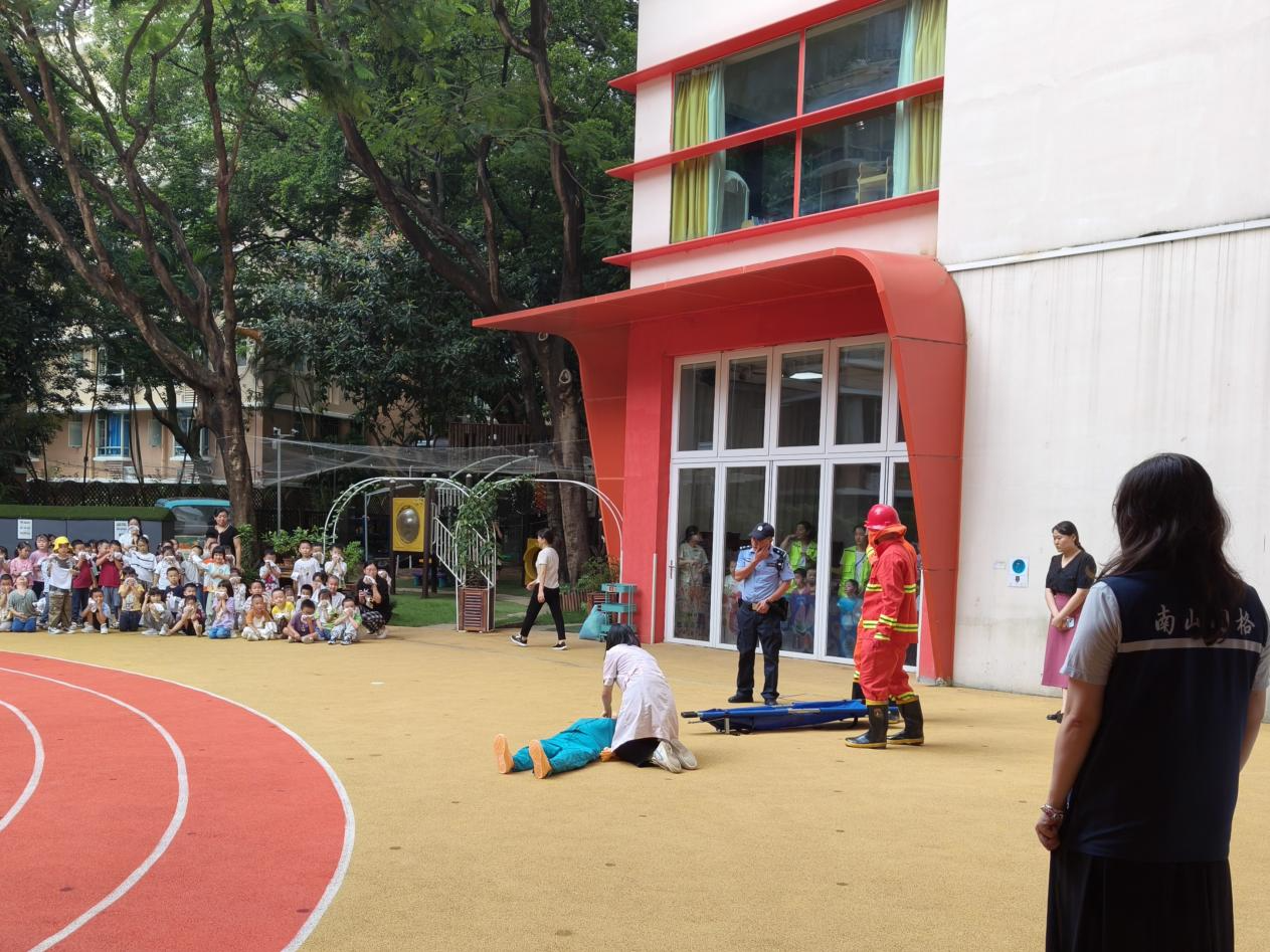 海月花园幼儿园举行消防安全应急演练
