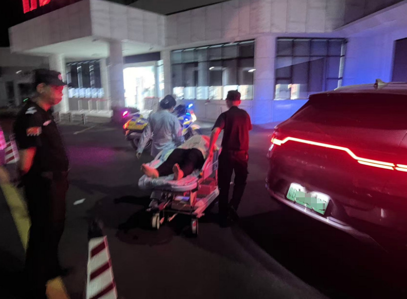 孕妇凌晨临产，龙岗交警火速护送就医