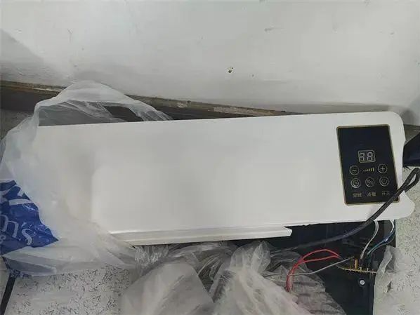 男子起床气从8楼扔空调扇：砸中一辆汽车 
