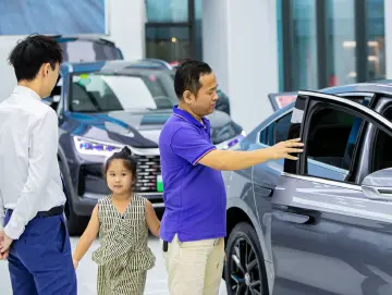 “以旧换新”带旺汽车消费，假期市民排队逛展购车