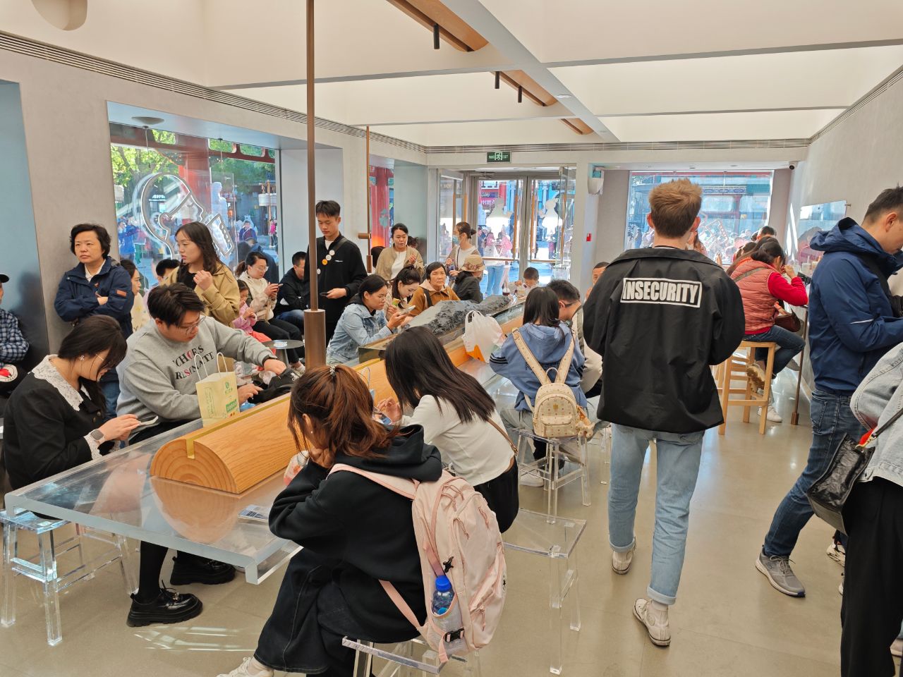 “国庆消费热”带动新茶饮销售火爆，喜茶多家门店涨幅超600% 
