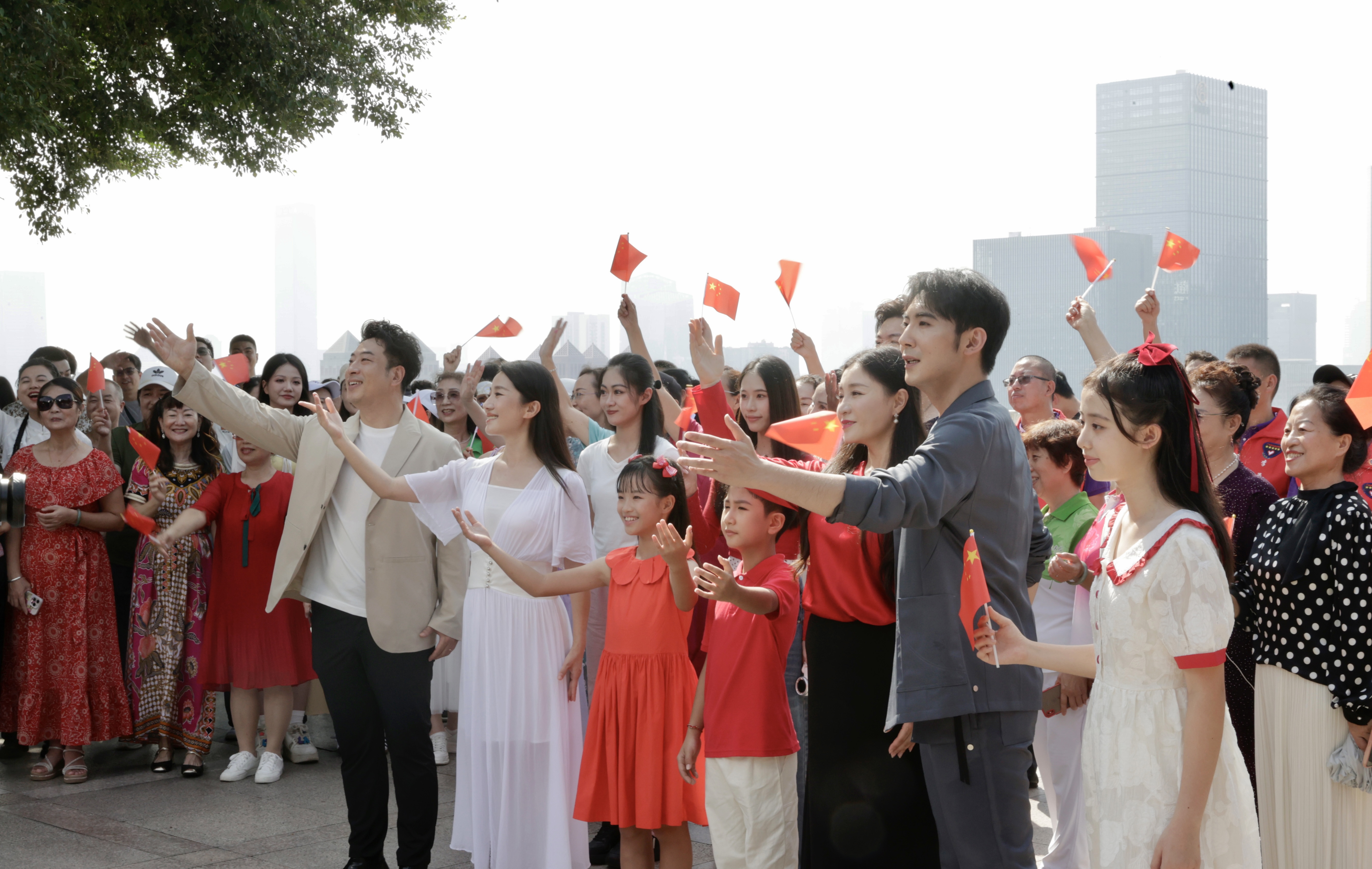 莲花山上唱响祝福！深圳举行快闪活动为祖国庆生