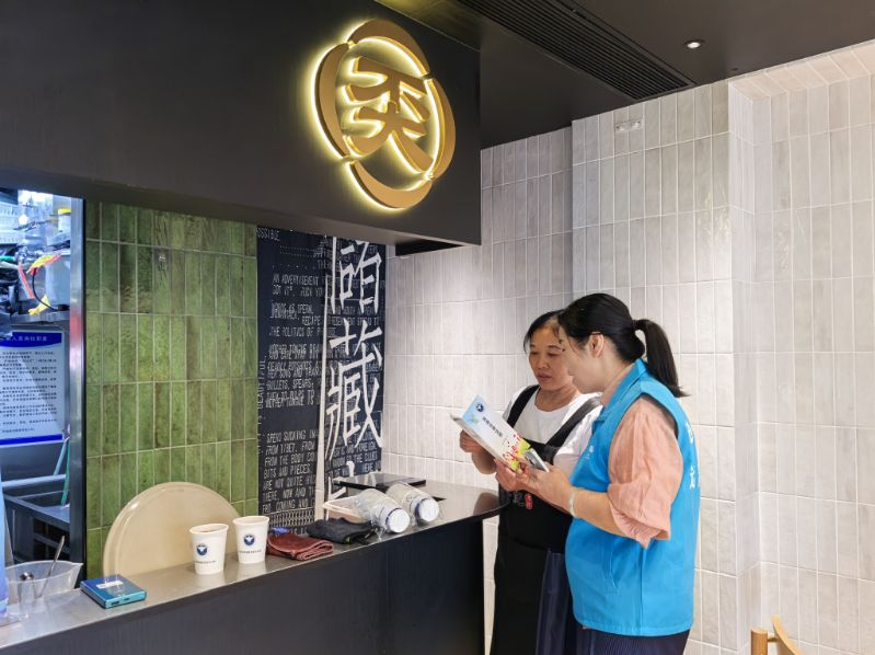 中英街管理局：深入商铺开展禁毒宣传，共筑无毒街区