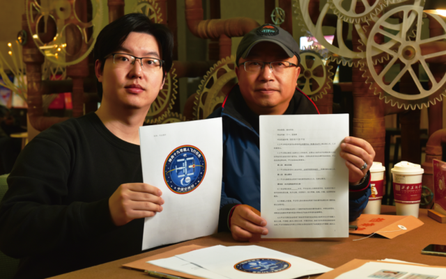 神舟十九号载人飞行任务标识设计者，丁一（左）、吴林桦（右）