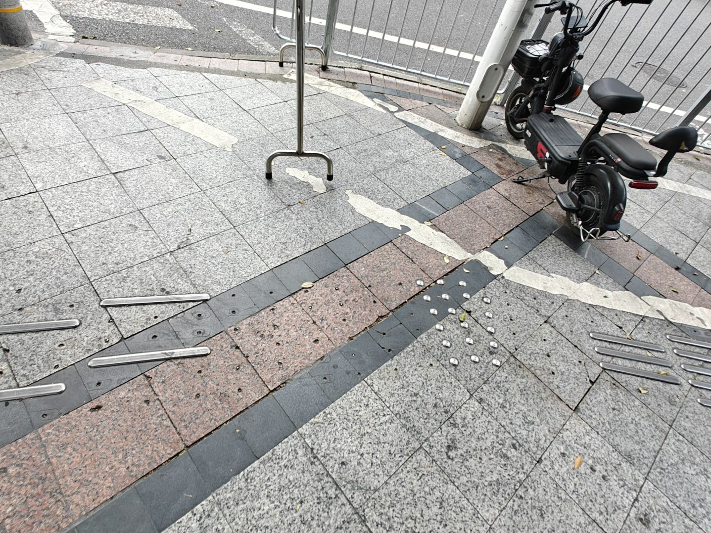 深圳龙岗相邻3条路的盲道都缺失破损？交管部门：预计11月10日前完成整改