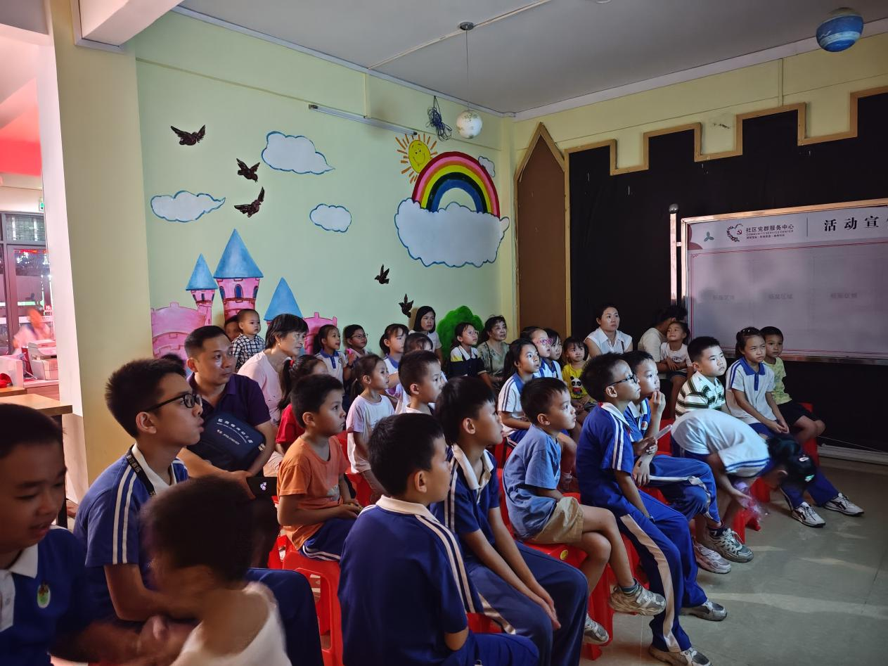 楼岗社区青少年欢乐影院国庆假期活动圆满落幕： 重温红色经典，共庆祖国华诞