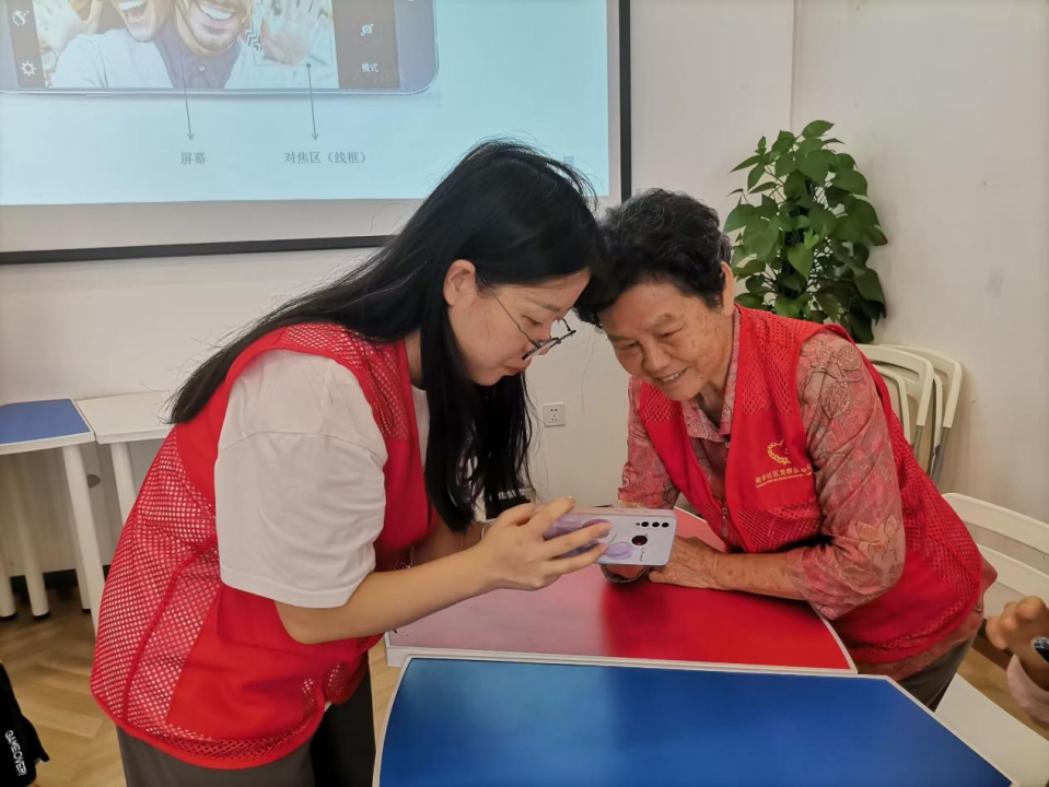 南园街道南华社区开展志愿者手机摄影技能培训