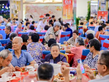 重阳盛宴耀西乡  “东江情”深敬老长
