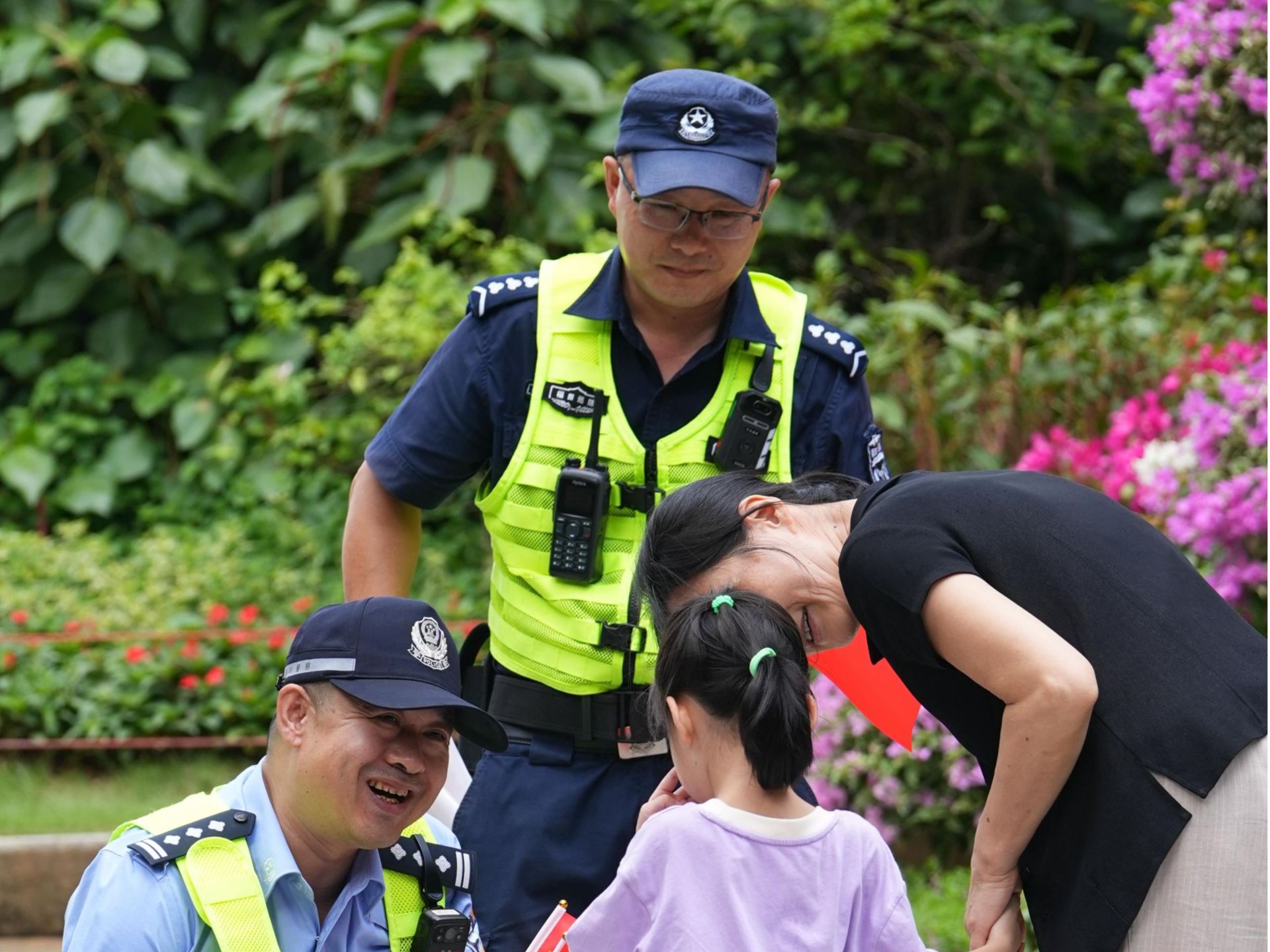 国庆期间深圳公安日均投入2万余名警力，社会面平安喜庆祥和