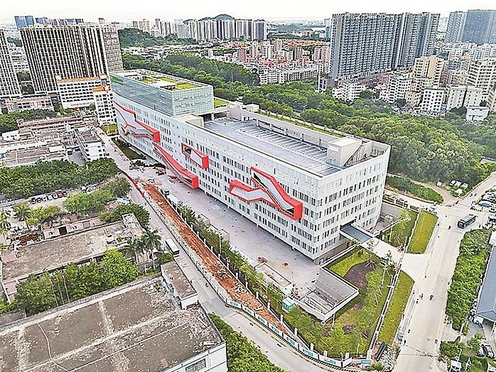 公交车“住”进10层停车楼！宝安区最大综合车场投入使用