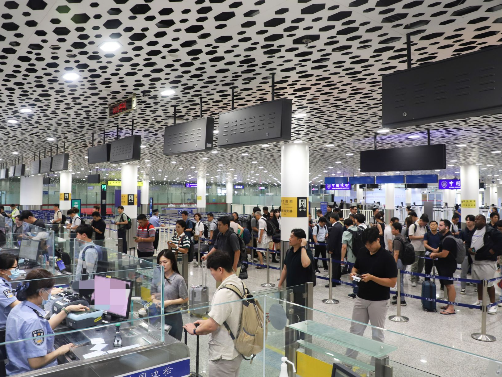 今年经深圳机场免签入境外国旅客同比增长逾5倍