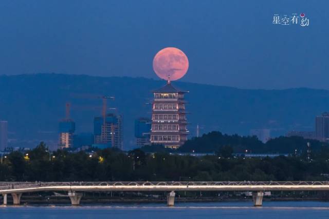 2024年8月19日晚在陕西省西安市灞桥区拍摄的“超级月亮”。（萧易寒摄，星联CSVA供图）