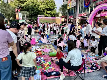 绿景社区“小小掌柜季，童韵跳蚤集”青少年跳蚤市场热闹开市