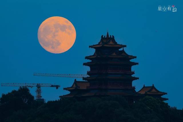 2024年9月17日晚在江苏省南京市拍摄的“超级月亮”。（苏阳摄，星联CSVA供图）